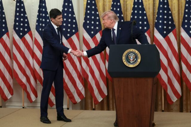 Trump le dice a Warsh que "sea completamente independiente" como Trump le dice a Warsh que "sea completamente independiente" como presidente de la Reserva Federal. “No me miréis”, dijo el presidente.
|