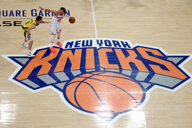 Este hombre de Filadelfia gastó más de $18,000 para comprar casi 100 boletos entre los Sixers y los Knicks para fanáticos del baloncesto de fuera de la ciudad.

 | 