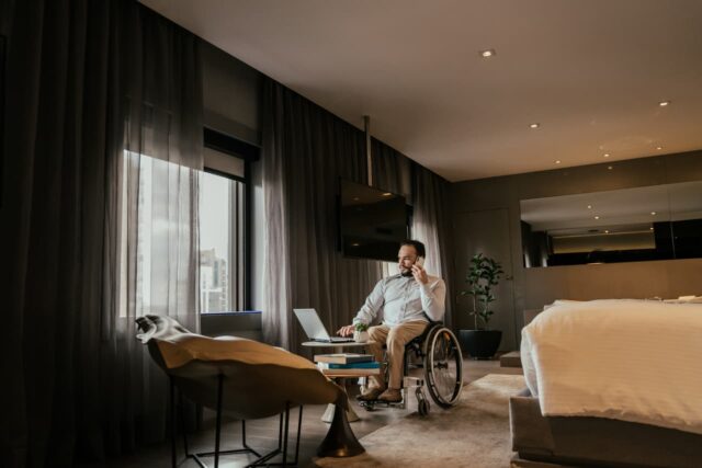 Uso silla de ruedas y el ascensor de mi apartamento lleva 16 días averiado. No me reembolsaron mi hotel. ¿Tengo un caso legal?

 | 