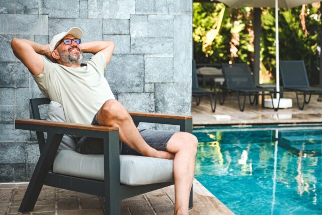 “No soy un gastador extravagante”: tengo 70 años y unos ingresos de 90.000 dólares. ¿Puedo permitirme la casa de mis sueños con piscina?

 | 
