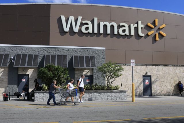 La gente está poniendo menos gasolina en sus tanques a La gente está poniendo menos gasolina en sus tanques a medida que los altos precios reducen los presupuestos, dice Walmart
|