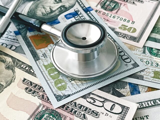 Los corredores de Medicare Advantage recaudan 10 mil millones de dólares al año en comisiones, pero ¿a cuántas personas ayudan?

 | 
