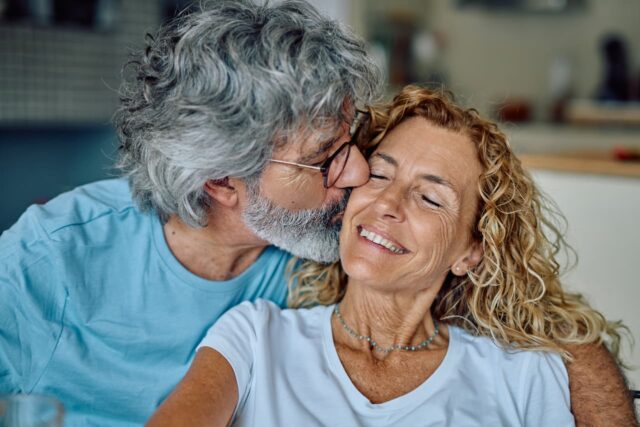 “Siento que estoy viviendo una mentira”: Mi esposo y yo “Siento que estoy viviendo una mentira”: Mi esposo y yo pretendemos que nos quedamos sin dinero frente a nuestros amigos. ¿Es malo?
|
