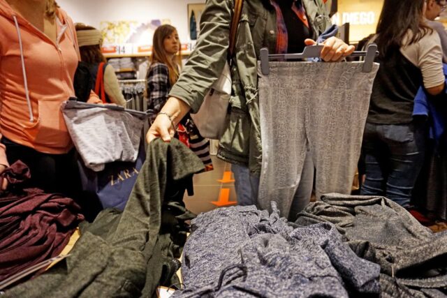 La ropa acaba de experimentar el mayor aumento de precios La ropa acaba de experimentar el mayor aumento de precios en tres años. ¿Cuánto más pagarán los compradores?
|
