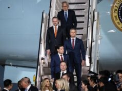 Lo que los directores ejecutivos de Tesla, Nvidia y más de una docena de otras empresas esperan ganar al unirse a Trump en China
| Lo que los directores ejecutivos de Tesla, Nvidia y más de una docena de otras empresas esperan ganar al unirse a Trump en China
|
