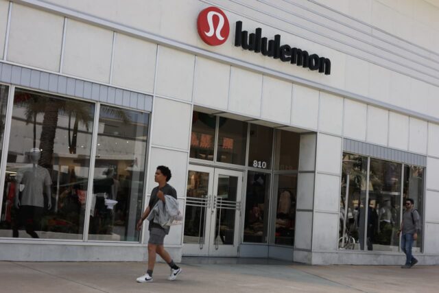 Lululemon responde a su fundador después de meses de ataques, Lululemon responde a su fundador después de meses de ataques, diciendo que simplemente está celoso
|