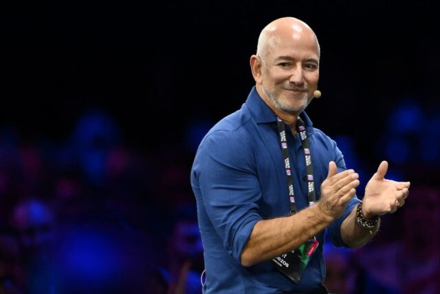Jeff Bezos dice que el calendario de Elon Musk para los centros de datos en el espacio "probablemente no sea correcto"

 | 