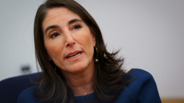 El presidente de la Fed de Cleveland, Hammack, cree que la IA está alimentando la inflación y dice que pueden ser necesarias subidas de tipos

 | 