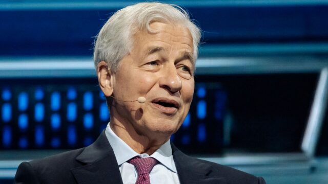 JPMorgan anuncia recompra de 50.000 millones de dólares y Goldman Sachs aumenta dividendo tras prueba de resistencia de la Fed

 | 
