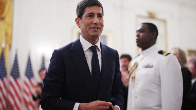 El presidente de la Fed, Warsh, realiza su primera contratación en el banco central, incluido el autor del 'Proyecto 2025'

 | 