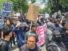 Profesores y estudiantes de la UII Yogya participan en manifestación crítica de Prabowo
| Profesores y estudiantes de la UII Yogya participan en manifestación crítica de Prabowo
|