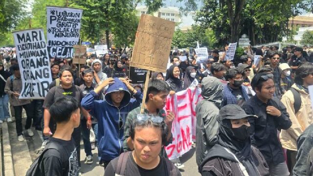 Profesores y estudiantes de la UII Yogya participan en manifestación crítica de Prabowo

 | 