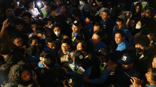 Los estudiantes no están satisfechos con la respuesta del ministro Los estudiantes no están satisfechos con la respuesta del ministro Prabowo durante el debate de la UGM
|