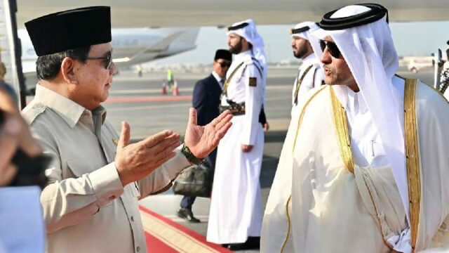 Prabowo recibe al Ministro de Defensa de Qatar en el Prabowo recibe al Ministro de Defensa de Qatar en el Palacio Merdeka
|