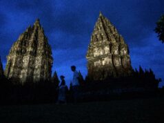 Responsable de los fuegos artificiales previos a la boda: fuera del complejo del templo de Prambanan
| Responsable de los fuegos artificiales previos a la boda: fuera del complejo del templo de Prambanan
|
