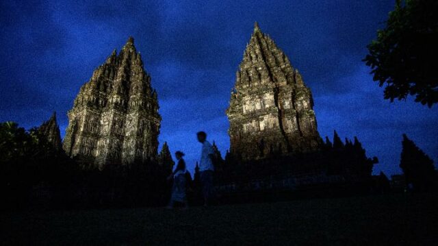 Responsable de los fuegos artificiales previos a la boda: fuera del complejo del templo de Prambanan

 | 