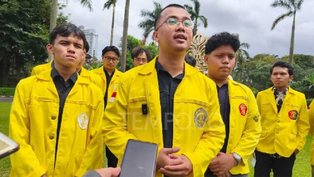 1.000 estudiantes de UI participan en la acción contra la 1.000 estudiantes de UI participan en la acción contra la quiebra de Indonesia
|