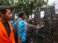 Razones por las que la policía intercepta a estudiantes cerca de una estatua de un caballo
| Razones por las que la policía intercepta a estudiantes cerca de una estatua de un caballo
|