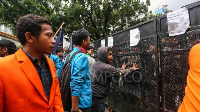 Razones por las que la policía intercepta a estudiantes cerca Razones por las que la policía intercepta a estudiantes cerca de una estatua de un caballo
|