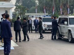 Prabowo asiste al funeral del ex Ministro de Defensa Ryamizard Ryacudu
| Prabowo asiste al funeral del ex Ministro de Defensa Ryamizard Ryacudu
|