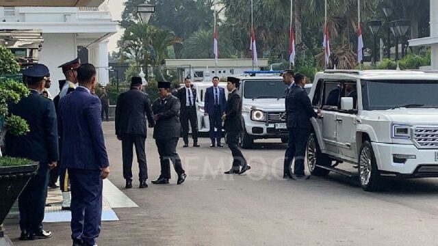 Prabowo asiste al funeral del ex Ministro de Defensa Ryamizard Ryacudu

 | 