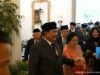 Después de la ceremonia del Día de Pancasila, Prabowo y Megawati se tomaron de la mano.
| Después de la ceremonia del Día de Pancasila, Prabowo y Megawati se tomaron de la mano.
|