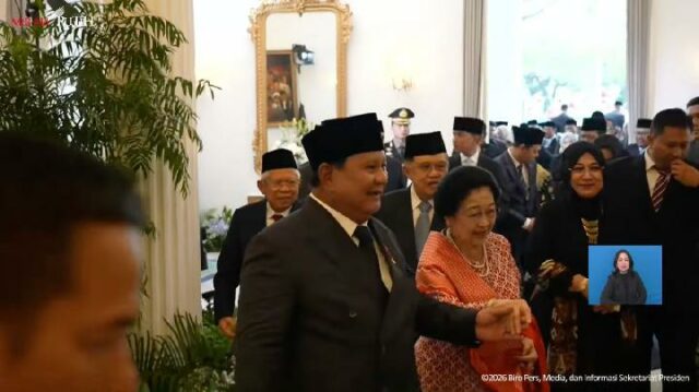 Después de la ceremonia del Día de Pancasila, Prabowo y Después de la ceremonia del Día de Pancasila, Prabowo y Megawati se tomaron de la mano.
|