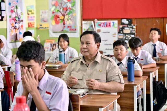 Visitó SMPN 111 Yakarta para comprobar MBG, Prabowo participó en Visitó SMPN 111 Yakarta para comprobar MBG, Prabowo participó en una comida con los estudiantes
|