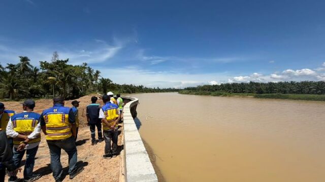 Al encontrar tablestacas en la pendiente, el grupo de trabajo del PRR se coordina con obras públicas para reparar el terraplén de seguridad del río Krueng Tamiang

 | 