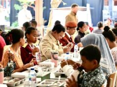 Kala Prabowo come MBG con alumnos de una escuela popular en Bali
| Kala Prabowo come MBG con alumnos de una escuela popular en Bali
|