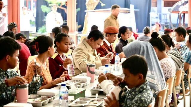 Kala Prabowo come MBG con alumnos de una escuela popular Kala Prabowo come MBG con alumnos de una escuela popular en Bali
|