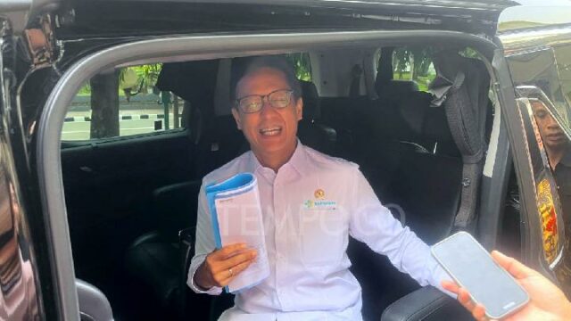 Después de Chatib Basri, el ministro de Salud, Budi, también Después de Chatib Basri, el ministro de Salud, Budi, también visitó el palacio.
|
