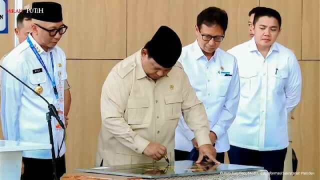 El Gobernador De Lampung Acompaña Al Presidente En La Inauguración El Gobernador De Lampung Acompaña Al Presidente En La Inauguración Del Hospital KHM Tohir En La Regencia De Pesisir Barat
|