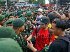 La policía y el TNI bloquean la acción estudiantil hacia la rotonda de HI
| La policía y el TNI bloquean la acción estudiantil hacia la rotonda de HI
|