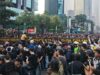 La policía bloquea a los estudiantes y la parada de autobús de Tosari Transjakarta paralizada
| La policía bloquea a los estudiantes y la parada de autobús de Tosari Transjakarta paralizada
|