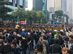 La policía bloquea a los estudiantes y la parada de autobús de Tosari Transjakarta paralizada
| La policía bloquea a los estudiantes y la parada de autobús de Tosari Transjakarta paralizada
|