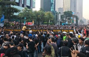 La policía bloquea a los estudiantes y la parada de autobús de Tosari Transjakarta paralizada
| La policía bloquea a los estudiantes y la parada de autobús de Tosari Transjakarta paralizada
|