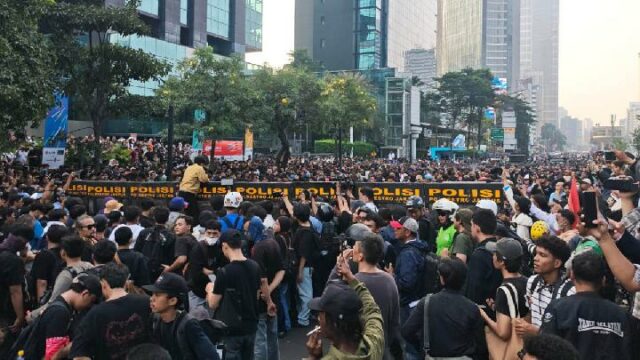 La policía bloquea a los estudiantes y la parada de La policía bloquea a los estudiantes y la parada de autobús de Tosari Transjakarta paralizada
|