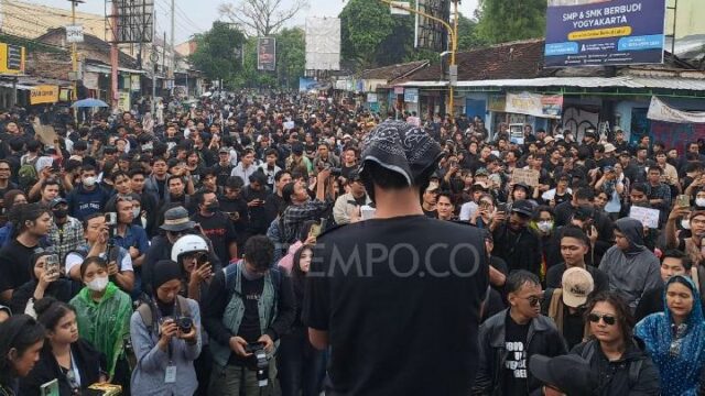 Masas de personas piden el bloqueo del cruce en T Masas de personas piden el bloqueo del cruce en T de Yogyakarta Gejayan
|