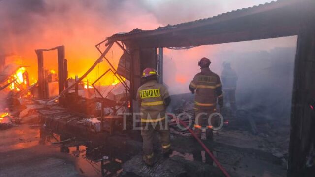 Quemaron decenas de quioscos en el pueblo de Lio y Depok

 | 