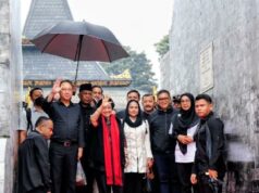 Peregrinación de Megawati a la tumba de Bung Karno acompañada por cientos de cuadros del PDIP
| Peregrinación de Megawati a la tumba de Bung Karno acompañada por cientos de cuadros del PDIP
|