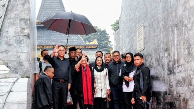 Peregrinación de Megawati a la tumba de Bung Karno acompañada por cientos de cuadros del PDIP

 | 