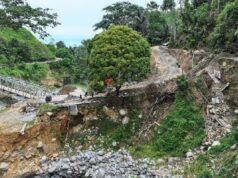 El grupo de trabajo del PRR mantiene una solución permanente para el puente Enang-Enang en Bener Meriah después de las inundaciones en Sumatra
| El grupo de trabajo del PRR mantiene una solución permanente para el puente Enang-Enang en Bener Meriah después de las inundaciones en Sumatra
|