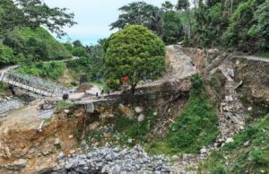El grupo de trabajo del PRR mantiene una solución permanente para el puente Enang-Enang en Bener Meriah después de las inundaciones en Sumatra
| El grupo de trabajo del PRR mantiene una solución permanente para el puente Enang-Enang en Bener Meriah después de las inundaciones en Sumatra
|