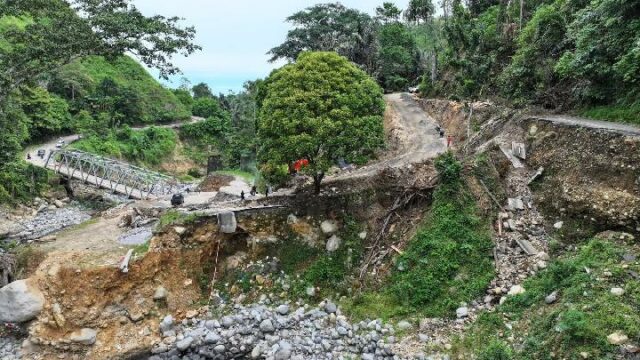 El grupo de trabajo del PRR mantiene una solución permanente El grupo de trabajo del PRR mantiene una solución permanente para el puente Enang-Enang en Bener Meriah después de las inundaciones en Sumatra
|