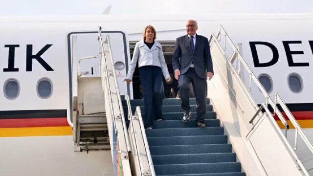 El presidente alemán Steinmeier llega a Yakarta y se reunirá El presidente alemán Steinmeier llega a Yakarta y se reunirá con Prabowo
|