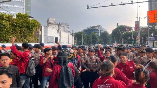 La policía se encuentra con una multitud de BEM UBK La policía se encuentra con una multitud de BEM UBK en la zona de Tugu Tani
|