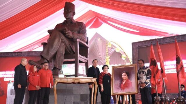 Megawati inaugura la renovación del Palacio Gebang y la estatua Megawati inaugura la renovación del Palacio Gebang y la estatua de Bung Karno en Blitar
|
