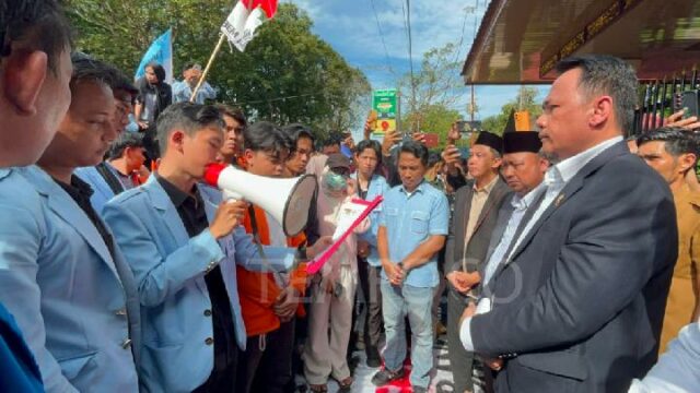 La protesta estudiantil en Sumatra del Sur da tarjetas rojas La protesta estudiantil en Sumatra del Sur da tarjetas rojas a Prabowo-DPR
|