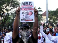 Protesta en la oficina del gobernador de Java Central promueve reformas
| Protesta en la oficina del gobernador de Java Central promueve reformas
|